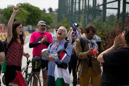 Un grupo de personas se manifiesta frente a la ciudad deportiva Joan Gamper, donde entrena el seleccionado argentino