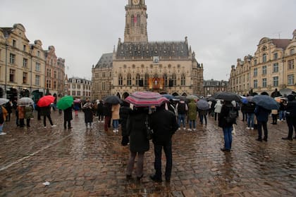Un grupo de personas se reúne para rendir homenaje al profesor francés Dominique Bernard en su funeral, en Arras, Francia, el jueves 19 de octubre de 2023