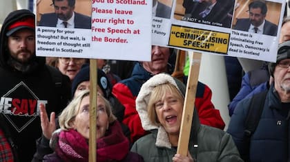 Un grupo de personas se reunió frente al Parlamento de Escocia para pronunciarse en contra de la nueva legislación.