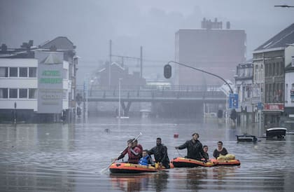Un grupo de personas usa unas balsas de goma para trasladarse luego de las inundaciones registradas en Lieja, Bélgica, el jueves 15 de julio de 2021. 