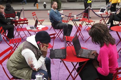 Un grupo de personas utiliza el wi-fi gratuito de Yahoo! en Nueva York. La compañía decidió abandonar la modalidad de teletrabajo entre sus empleados tras la llegada de Marissa Mayer, ex ejecutiva de Google