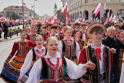 Un grupo de polacos bailan la Polonesa en una manifestación patriótica para celebrar los 1.000 años desde la coronación del primer rey polaco, el sábado 12 de abril de 2025, en Varsovia, Polonia. (AP Foto/Czarek Sokolowski)