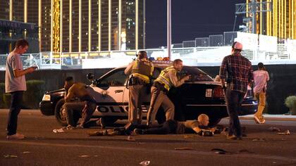 Un grupo de policías intenta descubrir el lugar de donde provienen los disparos