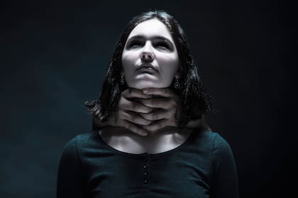 Un grupo de primos decide involucrarse con el juego de la copa para desentrañar secretos familiares: la receta para una obra conmovedora