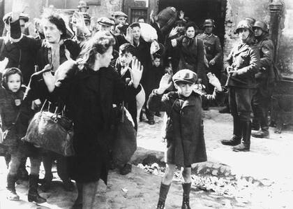 Un grupo de prisioneros judíos en Varsovia en 1943.