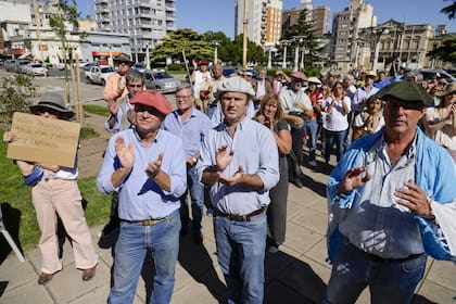 Un grupo de productores agropecuarios de Azul se congregó para manifestarse en contra del aumento inmobiliario de la provincia de Buenos Aires