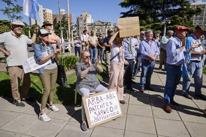 Un grupo de productores agropecuarios de Azul se congregó el 5 del actual para manifestarse en contra del aumento inmobiliario de la provincia de Buenos Aires