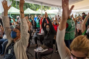 Un grupo de recién vacunados celebra tras recibir la segunda dosis de AstraZeneca en la ciudad de México