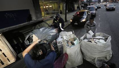 Un grupo de recuperadores recolectaba papeles, ayer, en Monserrat