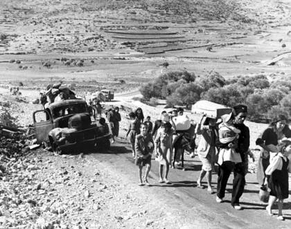 Un grupo de refugiados árabes camina de Jerusalén al Líbano el 9 de noviembre de 1948 (Archivo)