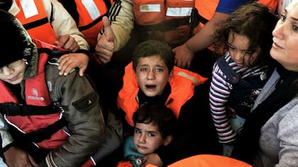 Un grupo de refugiados sirios tras naufragar cerca de Lesbos