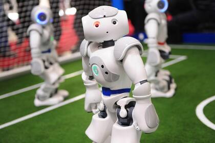 Un grupo de robots participan en la  Robocup, el mundial de fútbol de la categoría. Los investigadores evalúan las capacidades en el área para crear obras literarias