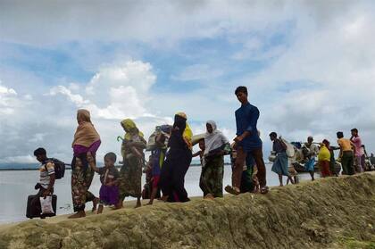 Un grupo de rohingyas que escapó de Myanmar, en su llegada a Teknaf, en Bangladehs