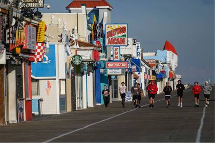 Un grupo de runners corre por una calle de la localidad costera
