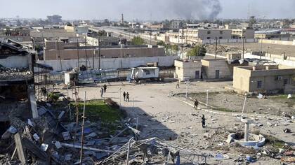 Un grupo de soldados del Ejército camina dentro del complejo gubernamental, que fue reocupado por parte de militantes del Estado Islámico (EI), en Ramadi, Irak