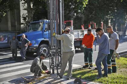 Un grupo de trabajadores saca las rejas de la Plaza de Mayo