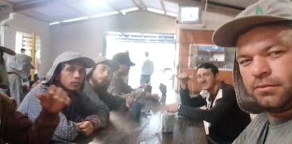 Un grupo de trabajadores misioneros desayunan antes de salir a trabajar en un campo brasileño. Foto aportada por Ana Cubilla (SUOR)