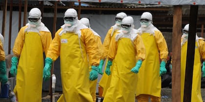Un grupo de trabajadores sanitarios desinfecta una área contaminada en Liberia.