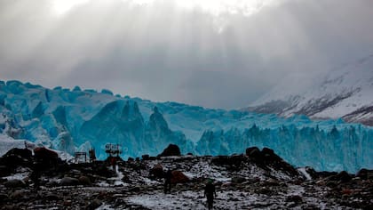 Un grupo de turistas camina en el Parque Nacional Los Glaciares