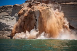 Dos turistas captaron el impactante momento en que se desmoronó parte de un acantilado