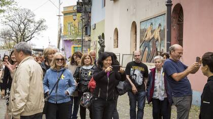 Un grupo de turistas extranjeros recorre Caminito, en La Boca