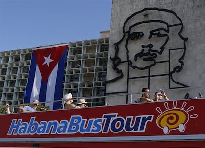 Turistas extranjeros recorren la Plaza de la Revolución, en La Habana (Archivo)