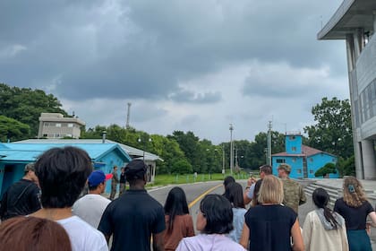 Un grupo de turistas pasea por la Zona Desmilitarizada entre las dos Coreas en Paju, Corea del Sur, 18 de julio de 2023. Poco después de la toma de esta foto, el soldado estadounidense Travis King corrió al otro lado de la frontera y fue apresado en Corea del Norte (AP Foto/Sarah Jane Leslie)