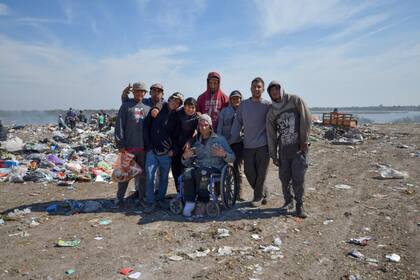 Un grupo de vecinos de el Volcadero.