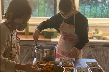Un grupo de vecinos de la zona Norte cocina y reparte más de 1500 raciones de comida diarias para gente necesitada