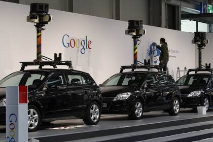 Un grupo de vehículos equipados con las cámaras especiales de Street View en la feria alemana CeBIT en 2010