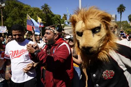 Un grupo de venezolanos que fue a la Plaza de Mayo a acompañar a Edmundo González Urrutia