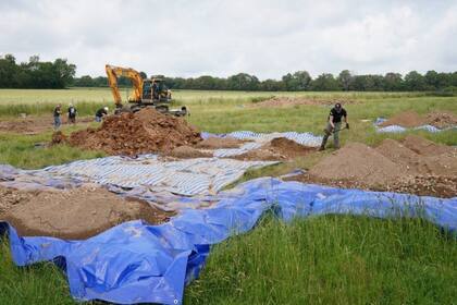 Un grupo de veteranos norteamericanos y un equipo de arqueólogos se encuentran excavando un campo inglés para desenterrar los restos de un bombardero que se estrelló durante la Segunda Guerra Mundial