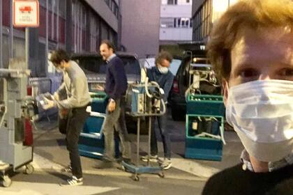 Un grupo de veterinarios franceses trasladan sus respiradores rumbo a los hospitales para ayudar a tratar a los pacientes de coronavirus
