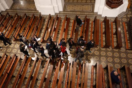 Un grupo de visitantes camina por la nave central de la que es la iglesia más antigua de Buenos Aires