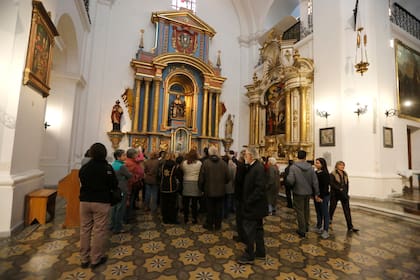 Un grupo de visitantes, frente a uno de los altares