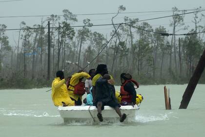 Un grupo de voluntarios sale en un bote a rescatar personas afectadas por las inundaciones causadas por el huracán Dorian en las Bahamas