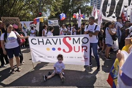 Un grupo en apoyo al gobierno de Nicolás Maduro, en las inmediaciones del hotel Sheraton