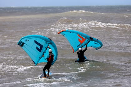 Un grupo practica este deporte en Waikiki, Mar del Plata