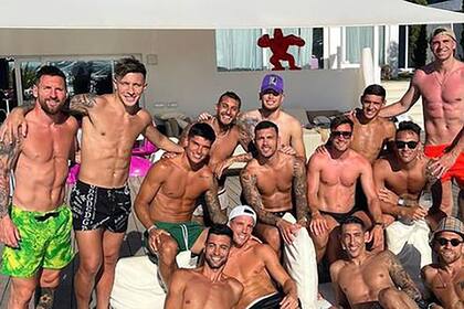 Un grupo unido hasta de vacaciones: los jugadores del seleccionados compartieron un momento en Ibiza; Molina, entre Tagliafico y Lautaro Martínez
