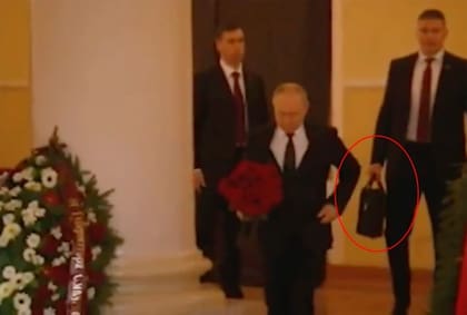 Un guardaespaldas con el maletín nuclear acompaña a Vladimir Putin
