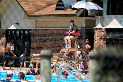 Un guardavidas de la ciudad observa a los nadadores en la piscina Woodland Trails del distrito de parques de River Trails en Mount Prospect, Illinois