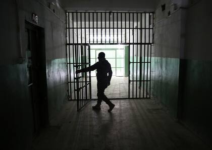 Un guardia abre una puerta dentro de una prisión que contiene prisioneros extranjeros, sospechosos de ser parte de Estado Islámico, en Hasaka
