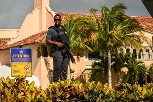 Un guardia de la Policía Secreta custodia la residencia de Trump en Florida