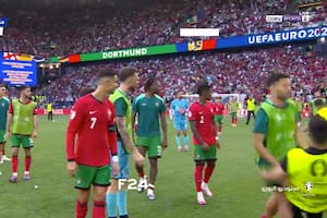 Un fanático de Ronaldo entró al campo de juego, la seguridad lo interceptó y casi lesiona a otro jugador de Portugal