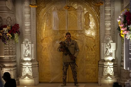 Un guardia de seguridad en la entrada del templo