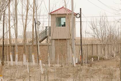 Un guardia de seguridad observa en un establecimiento de detención en el estado de Yarkent,en Xinjiang. (AP Photo/Ng Han Guan, File)