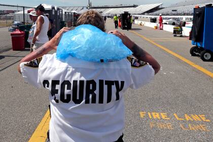 Un guardia de seguridad se refresca durante la carrera de Nascar en Loudon, New Hampshire