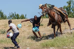 Las impactantes imágenes del maltrato a migrantes haitianos por parte de guardias montados