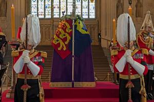 El impactante momento en que un guardia de la realeza se desmaya frente al cajón de la reina Isabel II