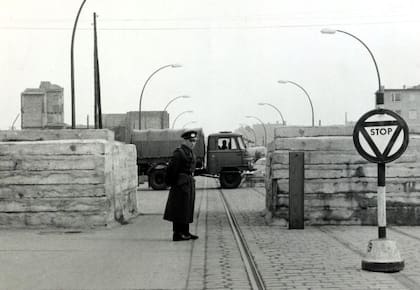 Un guardia vigila la construcción del Muro de Berlín durante la Guerra Fría.